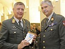 Der stellvertretende Kommandant der Streitkräfte, Generalmajor Dieter Heidecker, übernimmt vom Chefredakteur des TRUPPENDIENST offiziell das UNIFIL-Taschenbuch zum Einsatz für die Truppe.