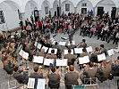 Die Militärmusik OÖ im bestens besuchten Hof des Schlosses.
