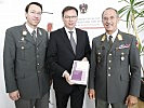 "Strategie und Sicherheit 2012": Minister Darabos mit den Herausgebern Frank und Pucher.