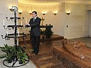 Minister Darabos zündet für die Gefallenen der Weltkriege eine Kerze an.