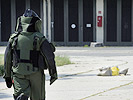 Übung: Ein Sprengstoffexperte des Heeres auf dem Weg zu einem verdächtigen Paket.