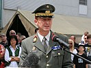 Oberst Josef Holzer begrüßt als Bataillionskommandant des Jägerbataillon 17 die Ehrengäste und Besucher.