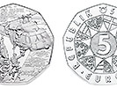 Die Jubiläumsmünze in handgehobenem Silber.