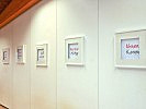 25 dominierend, plakativ, dreidimensional gerahmte Bilder schmücken die Aula und Cafeteria des Militärkommandos Tirol.