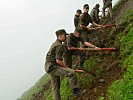 In Tschagguns helfen Soldaten der Voralrlberger Bevölkerung.