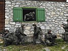 Soldaten des Jägerbataillons Vorarlberg dringen in ein durch Terorristen-Darsteller besetztes Haus ein.