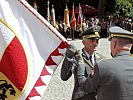 Generalleutnant Höfler übergibt die Fahne an Oberst Gitschthaler.