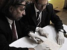 Landeskonservator Friedrich Dahm und Markus Wimmer von der Burghauptmannschaft untersuchen die Schriftstücke.