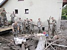 Zahlreiche Häuser sind betroffen; die Soldaten helfen, die Schäden zu beseitigen.