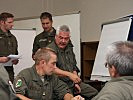 Oberstleutnant Reinhard Bacher, sitzend in der Mitte, ist einer der Ausbildner.