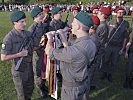 Sechs Soldaten leisteten stellvertretend für alle Rekruten das Treuegelöbnis am Feldzeichen.