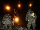 Soldaten des Jägerbataillons 23 sichern unter Gefechtsfeldbeleuchtung eine Stellung.