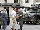 Generalleutnant Günter Höfler begrüßte Arnold Schwarzenegger in der Kaserne.