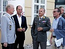 Hausherr und Bataillonskommandant Hans-Peter Hohlweg (Mitte) im Gespräch mit seinen Gästen.