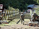 Soldaten des Pionierbataillons 2 errichten die Ersatzbrücke.