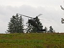 Ein "Black Hawk"-Hubschrauber im Landeanflug.