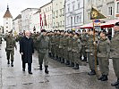 Bürgermeister Koits und der stellvertretende Militärkommandant Oberst Hehenberger schreiten die Front ab.