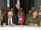 Bürgermeister Koits und Garnisonskommandant Oberst Kaser unterzeichnen die Urkunden.