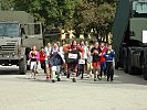 Die "Clown Doctors" starten mit Schülern zum "Rote Nasen"-Lauf in der Windisch-Kaserne.