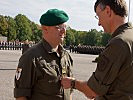 Militärkommandant Brigadier Wagner überreicht Oberstleutnant Blaha die neuen Dienstgradabzeichen.
