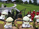 Angehörige der Feuerwehren und des Samariterbundes lernen den Heeres-Hubschrauber kennen.