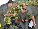 V.l.: Oberst Gerhard Hausmann, Kommandant des Fliegerabwehrbataillons 3, und Generalmajor Dieter Heidecker inspizieren einen Zieldatenempfänger für die Fliegerabwehrlenkwaffe.