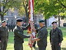 Generalleutnant Franzisci, r., übergab mit der Fahne der Heerestruppenschule symbolisch die Führungsverantwortung an Oberst Baranyai.