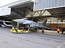 Die Eurofighter werden in einen Hangar des Flughafens Innsbruck gebracht.