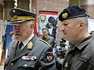 Generalleutnant Höfler, r., präsentierte General Entacher die Ergebnisse des Identitätsprozesses.