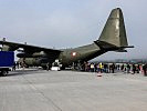Viele nahmen langes Warten in Kauf, um einen Blick in die C- 130 "Hercules" werfen zu können.