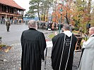 Durch die hohe Geistlichkeit wird der Feldmesse zelebriert.