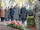 Anton Steixner und Oberstleutnant Gerhard Pfeifer, l., gedenken gemeinsam den Verstorbenen und Gefallenen.