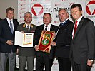 Peter Kaiser, l., Walter Gitschthaler, Gerhard Dörfler Wolfgang Waldner, r., gratulierten Robert Kobau, Bildmitte, zur Auszeichnung.