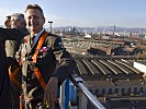 Einhundert Meter über Linz - Oberstleutnant Bischkus testet die höchste Teleskopmastbühne Europas
