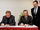 Unterzeichneten die Übergabe-Urkunden, v.l.: Staatsarchiv-Leiter Maderthaner, Schwarzes-Kreuz-Generalsekretär Barthou und Vizepräsident Derfler.