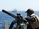 Das Handbuch analysiert das operationelle Engagement der EU. Im Bild: Bewachung eines Hilfskonvois für Somalia durch europäische Marinekräfte.