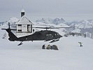 Die Einsatzkräfte wurden mit einem "Black Hawk" des Bundesheeres in den Einsatzraum geflogen.