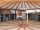 Bei der Weihnachtsmesse mit Militärbischof Christian Werner: die Mitarbeiter und Rekruten des Militärkommandos Tirol.