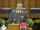 Der Militärkommandant von Wien Brigadier Kurt Wagner bedankt sich für die ausführliche Beschreibung seiner Garnison. (Foto: Parlamentsdirektion/Bildagentur Zolles KG/Mike Ranz)