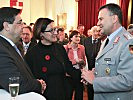 Innenministerin Mikl-Leitner im Gespräch mit Oberst Schnittker aus Deutschland.