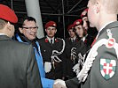 Minister Darabos mit den Gardesoldaten aus Wien.
