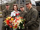 Steirische Soldaten erhalten einen Blumengruß von der Blumenkönigin Lena.