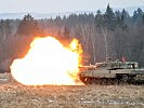 Das Ergebnis monatelanger Ausbildung: Ein Kampfpanzer "Leopard 2" feuert auf ein Ziel.