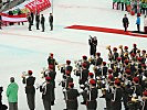 Die Gardemusik und die Flaggenhisser der Garde dominierten das Bild im Stadion.