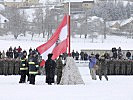 Gemeinsam wird mit Feuerwehr und Trachtenfrauen die große Flaggenparade durchgeführt.