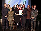 Niessl und Bundesministerin Mikl-Leitner gratulierten den Gewinnern des Sicherheitspreises.