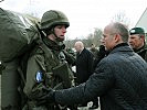 Der Minister nutzte die Gelegenheit für Gespräche mit den Soldaten.