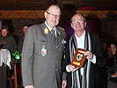 Brigadier Hufler überreicht dem Halleiner Bürgermeister Christian Stöckl das Abzeichen des Militärkommandos als Erinnerung.