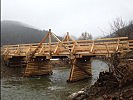 Die fertig errichtete Behelfsbrücke hat eine Nutzlast von 12 Tonnen.