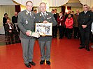 Salzburgs Militärkommandant Brigadier Heinz Hufler überreichte eine Fotocollage als Andenken.
